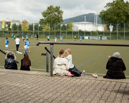 Corona und jetzt? Die Profiklubs und der DFB versprachen Solidarität und Unterstützung für Amateurvereine. Wie ist es wirklich gelaufen? Und wie erleben Amateurvereine diese Corona-Krise. „Der Lockdown hat fatale Spätfolgen für viele Jugendliche!“ Sagt Younis Kamil, der Vorsitzende des ISC AlHilal Bonn.